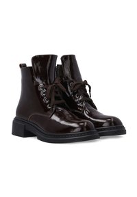 Ciemnobrązowe botki z lakierowanej skóry z zaokrąglonym noskiem, z przodu na sznurowadła i z boku z zamkiem błyskawicznym, z masywną czarną podeszwą.