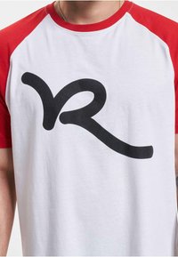 Rocawear Marškinėliai su spaudiniu - wht red