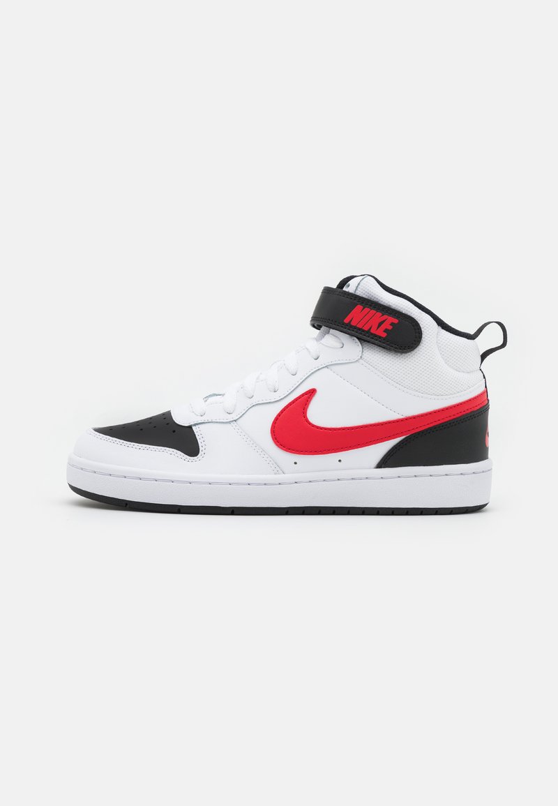 Sneaker alta bianca in pelle con accenti neri e logo Nike rosso. Presenta un collare imbottito e una cinghia regolabile in Velcro. Suola in gomma.