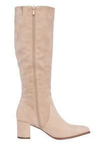 Botas de ante beige hasta la rodilla con tacón cuadrado, con una cremallera lateral y textura suave, puntera afilada y detalles de costura limpios.