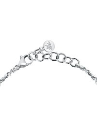 Bracciale in argento con maglie ovali, chiusura a granchio e un charm rotondo inciso con un design a foglia. Texture liscia, design minimalista.