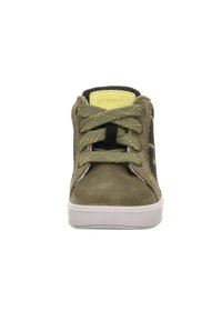 Kindersneaker aus grünem Wildleder mit gelb akzentuierten Schnürsenkeln, gepolsterter Zunge und weißer Gummisohle, von vorne betrachtet.