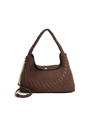 Sac à main en cuir tressé marron avec une poignée incurvée et une bandoulière détachable ornée d'une chaîne dorée, posé sur un fond blanc.