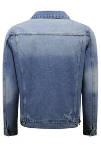 Heren denim jack in lichtblauw, met een klassiek ontwerp, knoopsluitingen en een vervaagde textuur. Effen achterkant met minimale stikdetails.