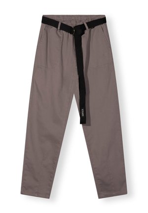 Pantaloni taupe a sigaretta con cintura elastica, tasche frontali e una lunga cintura nera di tessuto infilata attraverso le passanti.