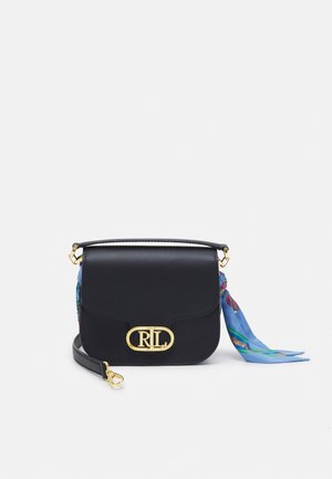 Sort læder crossbody taske med guldfarvet RL-logo lås og tilknyttet farverigt blåt mønstret tørklæde på hvid baggrund.