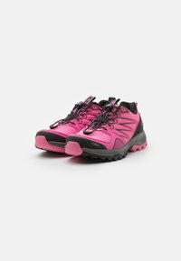 Rosa und schwarze Wanderschuhe mit strukturiertem Stoff, Gummisohlen und elastischen Schnürsenkeln. Verfügt über eine verstärkte Zehenkappe und atmungsaktive Netzpanels.