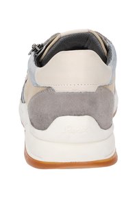 Sneaker mit einem Obermaterial aus grauem und beigem Wildleder und Leder, ausgestattet mit einer weißen Zwischensohle, einer braunen Gummisohle und einer strukturierten Innensohle.