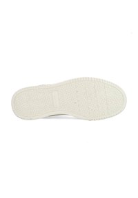 Witte rubberen sneakerzool met een patroon grip en logo-detail. Vlakke vorm met een gestructureerd oppervlak en een lichte kromming aan de randen.