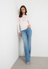 Guess FRONTLOGO STRASS - Maglione - rose