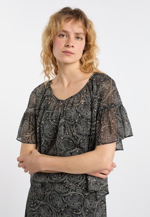 Musta paisley-kuvioinen paita, jossa on röyhelöiset lyhyet hihat, valmistettu kevyestä kankaasta. Paidan pyöreä pääntie ja hillitty kiilto täydentävät sen ilmeen.