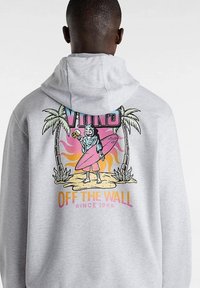 Grijze hoodie met een grafisch ontwerp van een skelet met een surfplank en palmbomen in felle kleuren, met de tekst "OFF THE WALL" eronder.