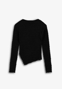 Zwart getextureerd gebreid topje met een ontspannen pasvorm, voorzien van lange mouwen en een asymmetrische zoom. Het oppervlak heeft een gekreukt patroon.