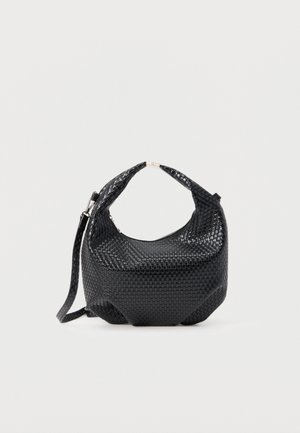 Μαύρη πλεκτή δερμάτινη τσάντα χειρός με κοντή λαβή και αποσπώμενο ιμάντα ώμου, σε απλό φωτεινό φόντο.