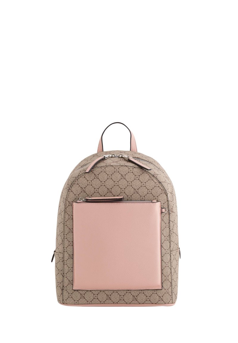 Brun mönstrad tygryggsäck med en slät rosa läderfick på framsidan, rundad topp, dubbla dragkedjor och ett handtag för bärande.