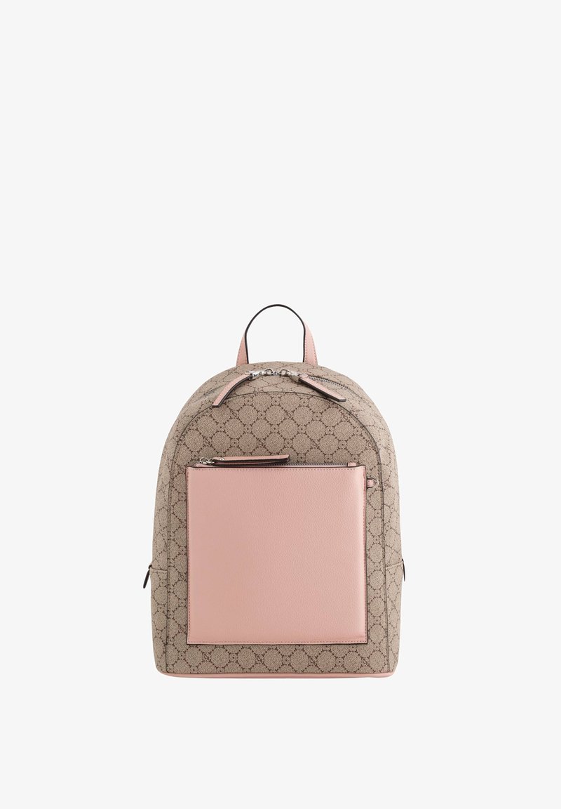 Brun mönstrad tygryggsäck med en slät rosa läderfick på framsidan, rundad topp, dubbla dragkedjor och ett handtag för bärande.