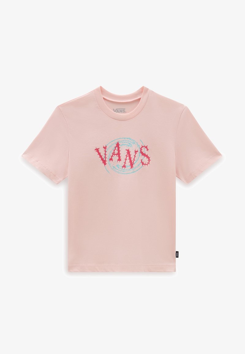 Camiseta de manga corta de color rosa claro con el texto "VANS" en rojo que presenta diseños de picos y un gráfico en espiral azul detrás del texto.