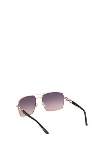 Ochelari de soare cu un design geometric, ramă metalică de aur roz, lentile degradate violet și brațe negre cu accente ale logo-ului.