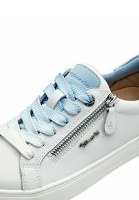 Fehér sneaker világoskék fűzőkkel, textúrált bőr felsőrész, ezüst cipzár részlet oldalán, és strapabíró gumitalppal.