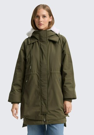 Olijfgroene parka-jack met een fleece-voering in de capuchon, verstelbare trekkoorden, een ritsluiting aan de voorkant en zijzakken met rits. Heeft een zachte textuur.