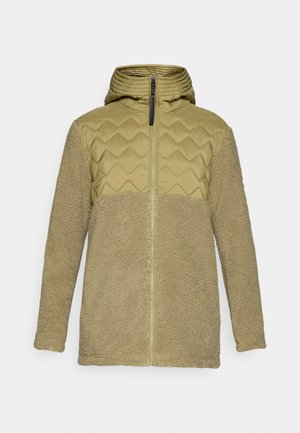 Veste en polaire beige avec panneau matelassé sur la poitrine et capuche, fermeture éclair sur toute la longueur et manches longues, présentée sur un fond uni.
