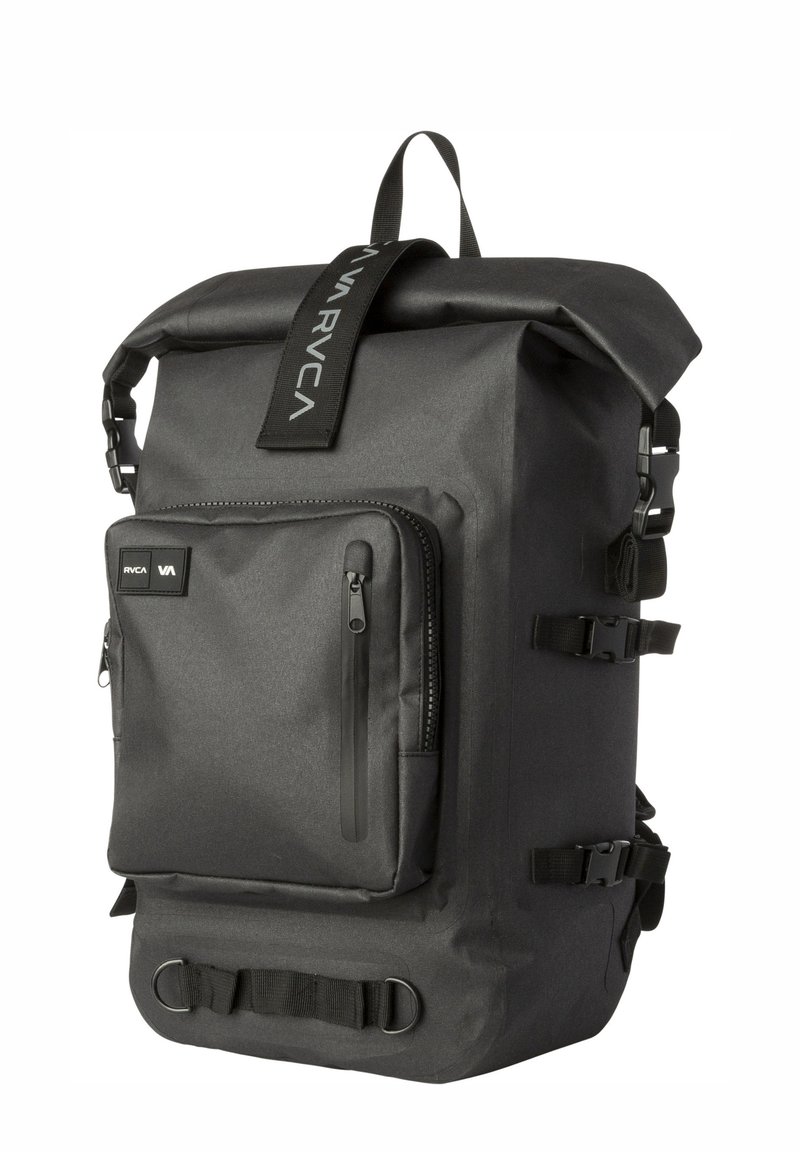 Mochila negra de diseño enrollable con un acabado texturizado, bolsillo delantero con cremallera, correas ajustables y hebillas laterales para un cierre seguro.