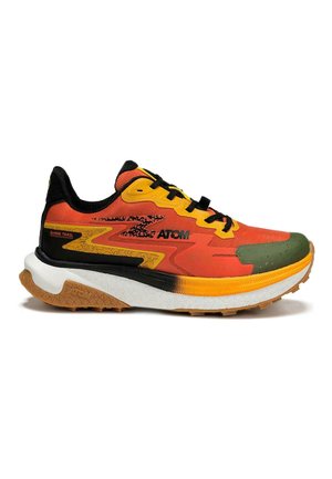 Chaussure de course avec un dessus multicolore en orange, jaune et vert, un col noir, en matériau en maille et une semelle en caoutchouc texturé.