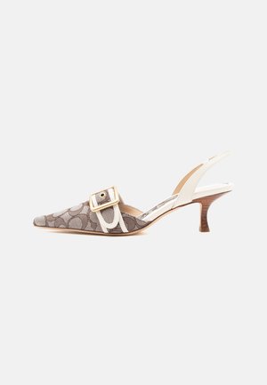 Brauner, gemusterter Slingback-Schuh mit spitz zulaufender Spitze, mittelhohem Holzabsatz, goldener Schnalle und weißen Lederakzenten am Riemen.