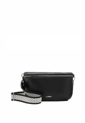 Borsa in pelle nera con chiusura a zip argento, caratterizzata da una tracolla intrecciata in un motivo a zig zag bianco e nero. Include dettagli con logo.