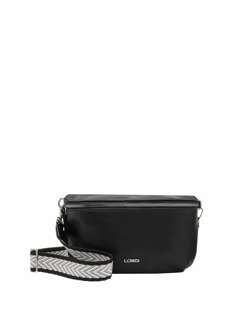 Borsa in pelle nera con chiusura a zip argento, caratterizzata da una tracolla intrecciata in un motivo a zig zag bianco e nero. Include dettagli con logo.