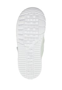 Biała gumowa podeszwa trampka z teksturowanym wzorem grip i wypukłymi rowkami. Wzmocniona pięta dla większej trwałości, delikatne zielone akcenty po bokach.