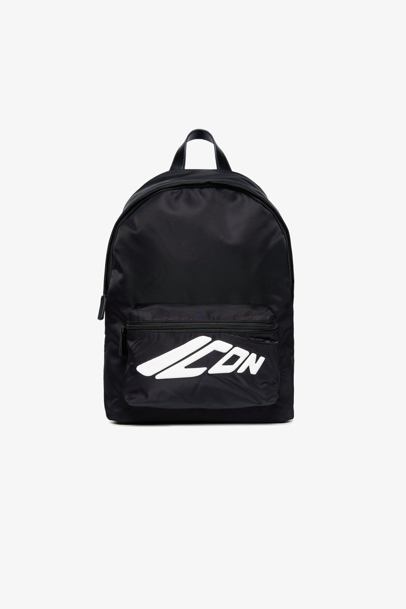 Zwarte nylon rugzak met een ronde vorm, voorzien van een voorvak met rits en een groot wit grafisch logo op het voorpaneel.