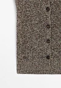 Tissu tricoté chiné marron et blanc avec ourlet côtelé et cinq boutons marron foncé alignés verticalement sur le côté droit.