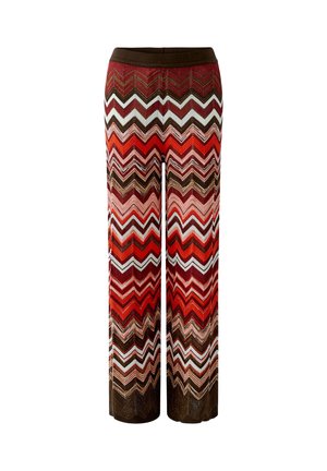 Wijde broek met een zigzagpatroon in tinten rood, bruin, oranje en wit, met een donkerbruine tailleband.