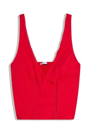 Top corto rosso senza maniche con scollatura a V profonda, rifinitura in pizzo lungo lo scollo e pannelli verticali in pizzo sul davanti.