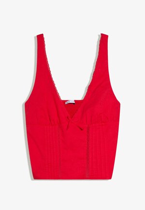 Piros ujjatlan rövid felső mély V-nyakkivágással, csipke szegéllyel a nyakkivágás mentén és függőleges csipkepanelekkel elöl.