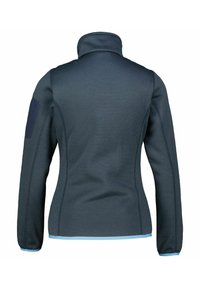 Fleecjas in donker marineblauw met een gestructureerd patroon, hoge kraag en lichtblauwe accenten langs de rits en manchetten. Voorzien van een schouderpatch.