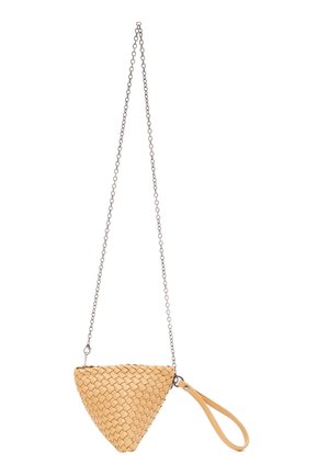 Vævet læderhåndtaske i trekantet form, lys beige farve, med en struktureret overflade, tynd metal kædestropp og en håndledssløjfe.