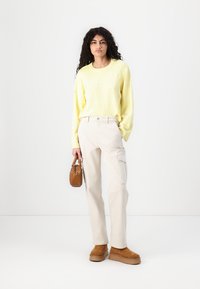 Object OBJTHESS WIDE SLEEVE PULLOVER - Strikkegenser - lemon meringue/white