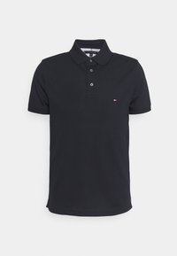 Mørkeblå polo skjorte laget av bomull med klassisk krage, korte ermer, tre knappelukkinger og en liten logo på brystet.