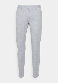 Lichtgrijze slim-fit broek met een subtiel geruit patroon, zoom met knoopsluiting aan de voorkant, riemlussen en zijzakken, weergegeven tegen een witte achtergrond.