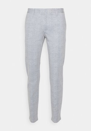 Pantalons slim gris clair avec un motif à carreaux subtil, fermeture à bouton sur le devant, passants de ceinture et poches latérales, présentés sur un fond blanc.