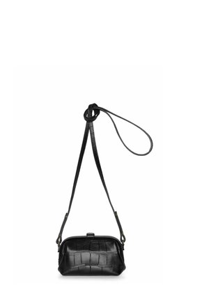 Borsa a tracolla in pelle nera con texture a coccodrillo, forma arrotondata, tracolla regolabile e chiusura a morsetto nella parte superiore.