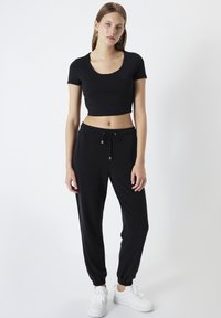 Ipekyol SLIM FIT ROUND NECK CROP - Camiseta básica - black