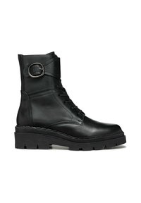 Bota de cuero negra hasta el tobillo con punta redonda, parte superior con cordones y una hebilla decorativa plateada. Cuenta con una suela de goma gruesa y texturizada.