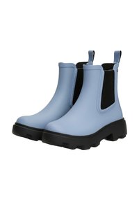 Bottes de cheville en caoutchouc bleu clair avec des panneaux élastiques noirs sur les côtés et des semelles texturées noires, dotées de tirettes pour un enfilage facile.