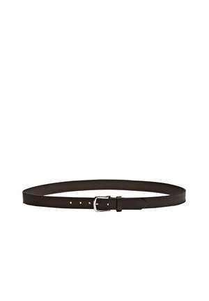 Ceinture en cuir marron foncé avec boucle en métal argenté, posée à plat sur un fond blanc.
