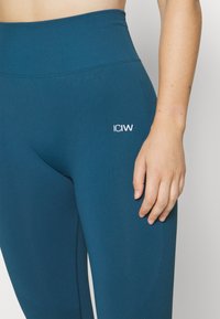 ICANIWILL DEFINE SEAMLESS SCRUNCH - Leggings - teal
