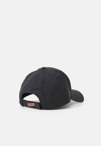 Căciulă de baseball din bumbac negru, cu o margine curbată, curea ajustabilă și logo-ul brodat "Detroit" pe spate. Material texturat.