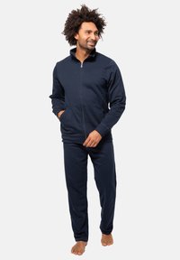 Marineblauwe sweatshirt en broekset van een zachte katoenmix, met een rits aan de voorkant, twee voorzakken en een ontspannen pasvorm.